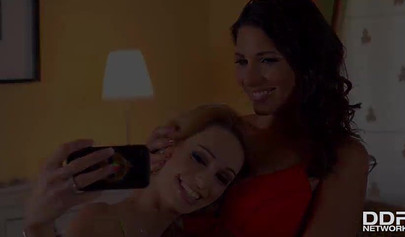 Die heißen Bräute Zafira, Erica Fontes und Whitney Conroy reiben sich gegenseitig ihre Muschis im Schlafzimmer.