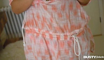 La voluptuosa MILF Stacey Saran se quita la ropa hasta quedarse en lencería y se masturba.