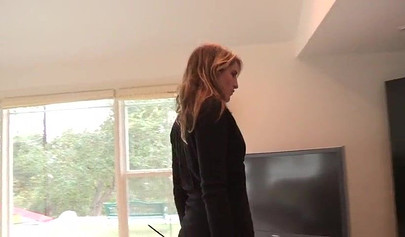 Une femme au foyer lesbienne se fait déshabiller et baiser par une criminelle.
