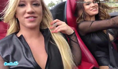 La latina Vanessa Veracruz e Bailey Brooke si scatenano in una Lamborghini