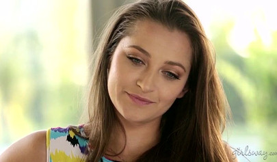 Kalça güzelliğiyle göz kamaştıran Dani Daniels ve minyon Shyla Jennings, yoğun bir vajina yalama seks sahnesinde altmış dokuz pozisyonunda.