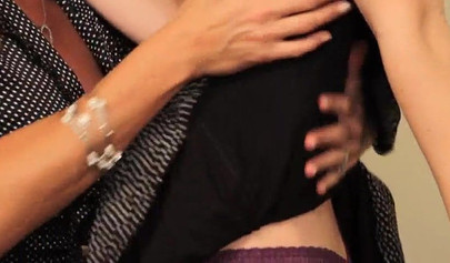 Ginger Pepper Kester und die dunkelhaarige Schönheit Michelle Lay haben Sex im Büro.