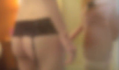 Die zierliche Courtney und die großbusige Jay Taylor genießen einen intensiven Strap-on-Fick.