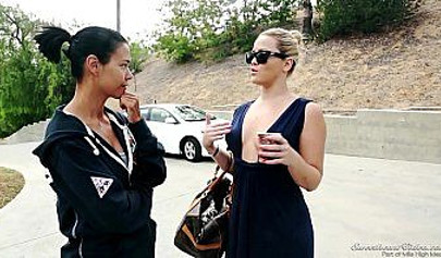 La rubia voluptuosa Alexis Texas hace que su novia se corra dándole placer oral.