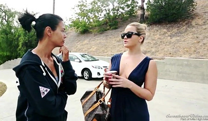 La rubia voluptuosa Alexis Texas hace que su novia se corra dándole placer oral.