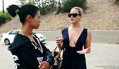 La rubia voluptuosa Alexis Texas hace que su novia se corra dándole placer oral.