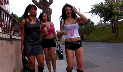 Les lesbiennes exotiques Gigi Love, Nina Roberts et Dunia Montenegro font l'amour dans un plan à trois en plein air