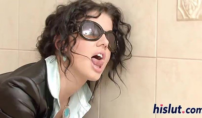 打扮得体的女同性恋者在浴缸里互相摩擦私处