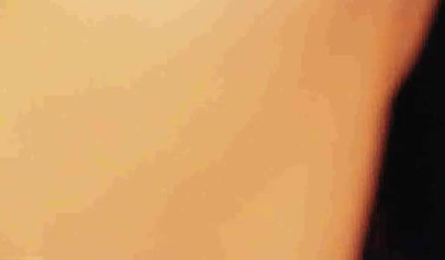Una ninfómana lesbiana frota y juega con el coño perforado de su novia.