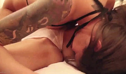 Una ninfómana lesbiana frota y juega con el coño perforado de su novia.