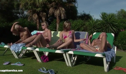 Ragazze sexy si spogliano e fanno sesso in un'orgia mentre prendono il sole all'aperto.