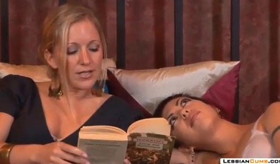 Una coppia di lesbiche scatenate si lascia andare a giochi erotici fetish.