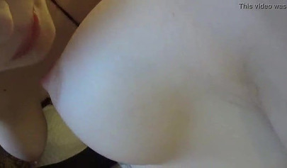 素晴らしいアマチュアレズビアンの乳首吸いアクション