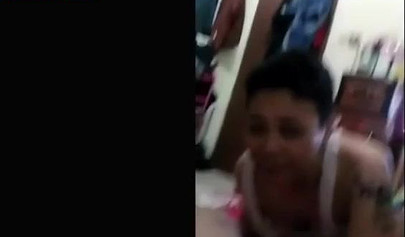 Empregadas domésticas indonésias libidinosas transam em cena lésbica caseira