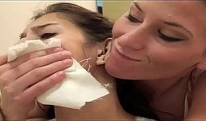 Сексуальная брюнетка подвергается воздействию наркотиков и изнасилованию со стороны лесбиянки-доминантки.