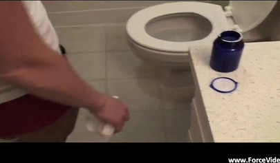 Сексуальная брюнетка подвергается воздействию наркотиков и изнасилованию со стороны лесбиянки-доминантки.