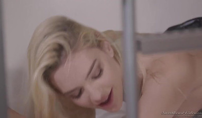 As atraentes colegas de quarto Lexi Belle e Kenna James transam em um quarto de albergue.