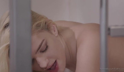 As atraentes colegas de quarto Lexi Belle e Kenna James transam em um quarto de albergue.