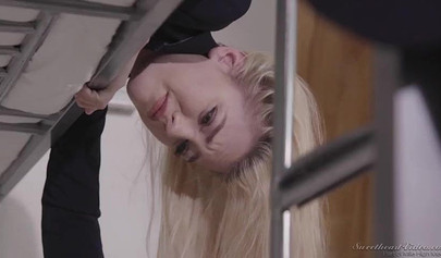 As atraentes colegas de quarto Lexi Belle e Kenna James transam em um quarto de albergue.
