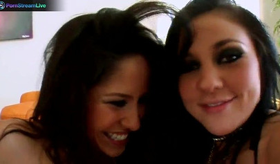 Göğüsleri büyük tanrıçalar Audrey Bitoni ve Jenaveve Jolie birbirlerinin vajinalarıyla oynuyorlar.