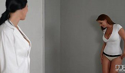 巨乳マッサージ師のシーラ・グラントとキラ・クイーンが、おもちゃを使ってお互いを愛撫する。