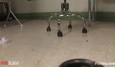 Una adolescente sumisa es humillada y orinada en la clínica fetichista.