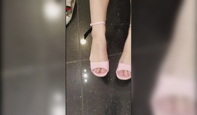 Las novias lesbianas Lana Rhoades y Riley Reid se divierten en el probador.