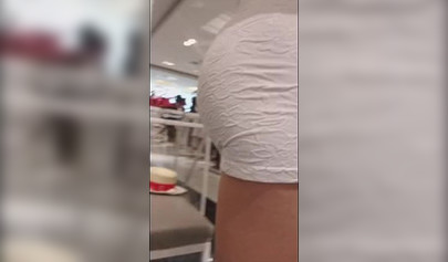 Las novias lesbianas Lana Rhoades y Riley Reid se divierten en el probador.