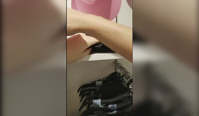 Las novias lesbianas Lana Rhoades y Riley Reid se divierten en el probador.