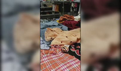 Las novias lesbianas Lana Rhoades y Riley Reid se divierten en el probador.