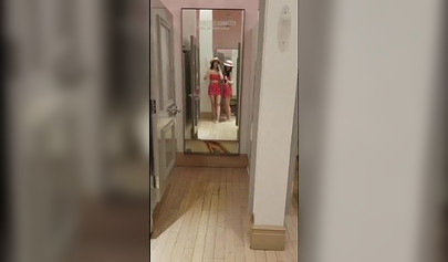 Las novias lesbianas Lana Rhoades y Riley Reid se divierten en el probador.