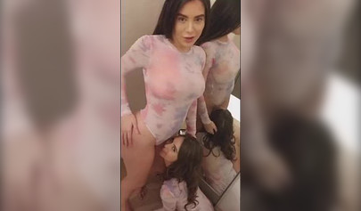 Las novias lesbianas Lana Rhoades y Riley Reid se divierten en el probador.