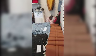 Las novias lesbianas Lana Rhoades y Riley Reid se divierten en el probador.