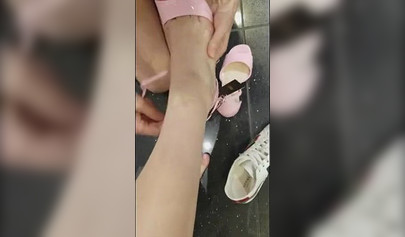 Las novias lesbianas Lana Rhoades y Riley Reid se divierten en el probador.