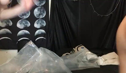Ein sexy lesbisches Paar hat Sex während ihrer Live-Cam-Show.