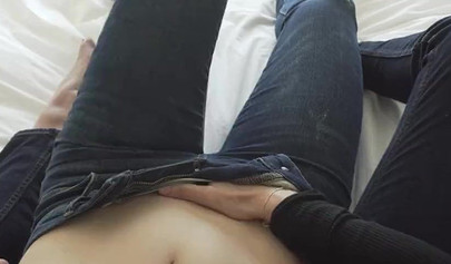 抚摸我继妹的阴部直到她高潮。