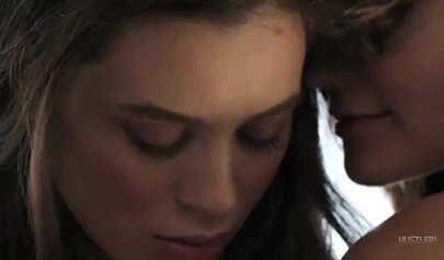 Die Models Adria Rae und Lana Rhoades haben heißen lesbischen Analverkehr.