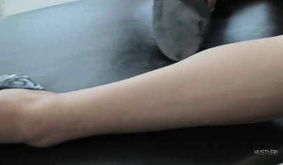 Die Models Adria Rae und Lana Rhoades haben heißen lesbischen Analverkehr.