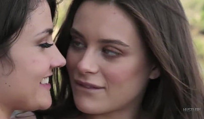 Die Models Adria Rae und Lana Rhoades haben heißen lesbischen Analverkehr.