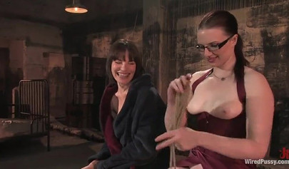 Die unterwürfige MILF Dana DeArmond wird von ihrer lesbischen Domina gefesselt und gefickt.