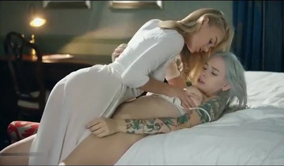 Dos lesbianas rusas rubias tienen sexo apasionado en la habitación del hotel.