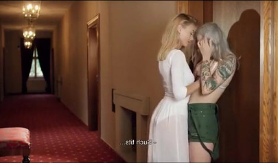 Dos lesbianas rusas rubias tienen sexo apasionado en la habitación del hotel.