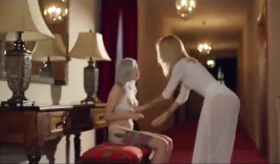 Dos lesbianas rusas rubias tienen sexo apasionado en la habitación del hotel.