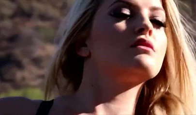 A loiraça Alexis Texas é penetrada por duas lésbicas com strap-ons.