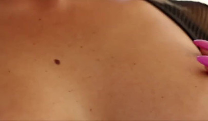 A loiraça Alexis Texas é penetrada por duas lésbicas com strap-ons.
