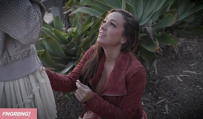 Abigail Mac viene tirata per i capelli durante un'intensa azione di forbici con Vanessa Veracruz