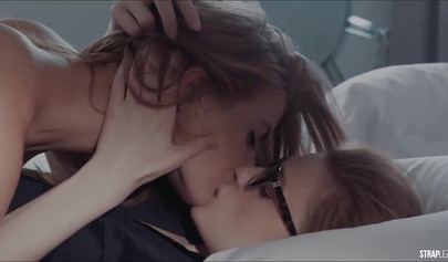 Adolescentes traviesas con medias sexys se besan y follan.