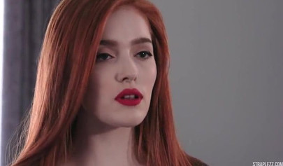 A ruiva sexy Jia Lissa recebe prazer oral e é fodida por Amanda Monroe.