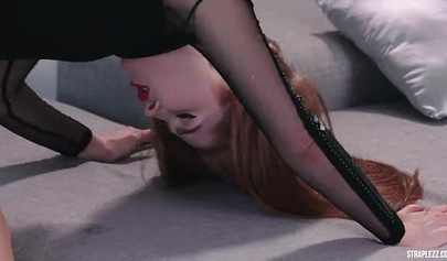 A ruiva sexy Jia Lissa recebe prazer oral e é fodida por Amanda Monroe.