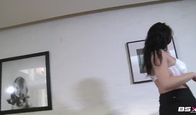 身材丰满的英国熟女莉·达比被女同性恋美女塔莎·霍尔兹狠狠地操了。